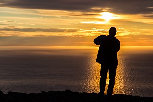 COUCHER DE SOLEIL AVEC LE SOLEIL DE MINUIT AU CAP NORD, VILLAGE DE NORDKAPP, FINNMARK, OCEAN ARCTIQUE, NORVEGE 