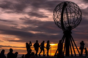 LE GLOBE TERRESTRE, MONUMENT DU CAP NORD SYMBOLE DU POINT LE PLUS SEPTENTRIONAL D'EUROPE, VILLAGE DE NORDKAPP, FINNMARK, OCEAN ARCTIQUE, NORVEGE 