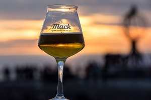 VERRE DE BIERE MACK DEVANT LE GLOBE TERRESTRE DU CAP NORD, VILLAGE DE NORDKAPP, FINNMARK, OCEAN ARCTIQUE, NORVEGE 