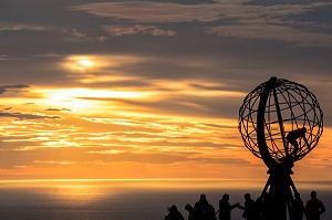 LE GLOBE TERRESTRE, MONUMENT DU CAP NORD SYMBOLE DU POINT LE PLUS SEPTENTRIONAL D'EUROPE, VILLAGE DE NORDKAPP, FINNMARK, OCEAN ARCTIQUE, NORVEGE 