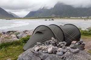 TENTE EN CAMPING SAUVAGE, FLAKSTAD, ILES LOFOTEN, NORVEGE 