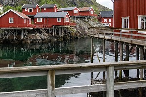 MAISONS TRADITIONNELLES EN BOIS DE COULEUR ROUGE, VILLAGE MUSEE DE PECHEURS DE A (NORSK FISKEVAERSMUSEUM), ILES LOFOTEN, NORVEGE 