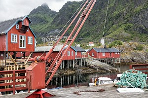 PORT ET MAISONS TRADITIONNELLES EN BOIS DE COULEUR ROUGE, VILLAGE MUSEE DE PECHEURS DE A (NORSK FISKEVAERSMUSEUM), ILES LOFOTEN, NORVEGE 