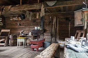 INTERIEUR DU RESTAURANT BRYGGA, MAISONS TRADITIONNELLES EN BOIS DE COULEUR ROUGE, VILLAGE MUSEE DE PECHEURS DE A (NORSK FISKEVAERSMUSEUM), ILES LOFOTEN, NORVEGE 