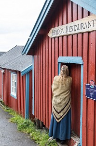 RESTAURANT BRYGGA, MAISONS TRADITIONNELLES EN BOIS DE COULEUR ROUGE, VILLAGE MUSEE DE PECHEURS DE A (NORSK FISKEVAERSMUSEUM), ILES LOFOTEN, NORVEGE 