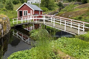 PASSERELLE A L'ENTREE DU VILLAGE DE NUSFJORD, ILES LOFOTEN, NORVEGE 