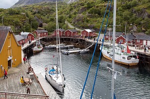 PORT DE PECHE AVEC SES MAISONS DE PECHEURS TRADITIONNELLES EN BOIS DE COULEUR ROUGE ET JAUNE, NUSFJORD, FJORD DE VESTFJORD, ILES LOFOTEN, NORVEGE 