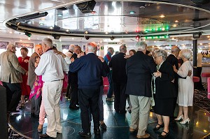 COUPLE SUR LA PISTE DE DANSE, CROISIERE VERS LE GRAND NORD A BORD DU BATEAU ASTORIA, NORVEGE 