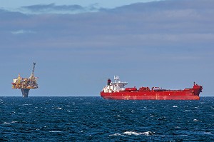 PLATEFORME PETROLIERE ET TANKER PETROLIER EN PLEINE MER AU LARGE DE LA NORVEGE 