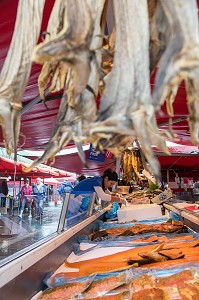 MORUE SECHEE ET SAUMON FUMEE, MARCHE AUX POISSONS, BERGEN, HORDALAND, NORVEGE 