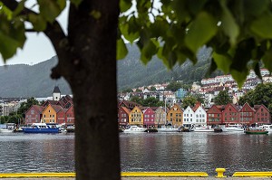 ANCIENS ENTREPOTS EN BOIS COLORE, QUARTIER ANCIEN DE BERGEN, HORDALAND, NORVEGE 