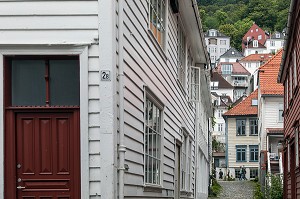 RUELLE DANS LE QUARTIER ANCIEN, BERGEN, HORDALAND, NORVEGE 