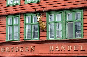 DETAIL D'UNE FACADE EN BOIS DANS LE QUARTIER ANCIEN (BRYGGEN HANDEL), BERGEN, HORDALAND, NORVEGE 