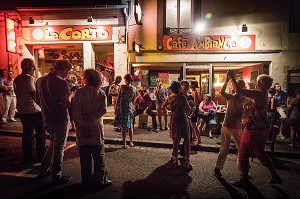 FETE DE LA MUSIQUE DEVANT LE CAFE 'LE CORTO', L'AIGLE (61), FRANCE 