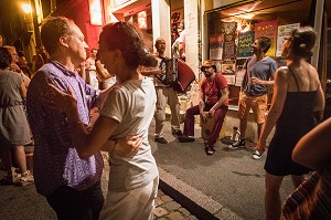 FETE DE LA MUSIQUE DEVANT LE CAFE 'LE CORTO', L'AIGLE (61), FRANCE 