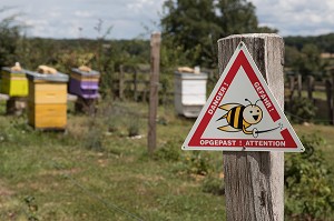 PANNEAU DE DANGER POUR LES ABEILLES AUTOUR D'UN RUCHER, SAONE-ET-LOIRE (71), FRANCE 