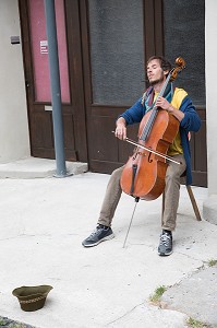 JOUEUR DE VIOLONCELLE DANS LA RUE, LANGEAC (43), FRANCE 