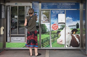 DISTRIBUTEUR AUTOMATIQUE DE LAIT CRU, MAGASIN SUPER U DE LANGEAC (43), FRANCE 