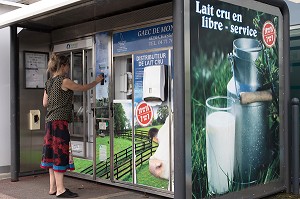 DISTRIBUTEUR AUTOMATIQUE DE LAIT CRU, MAGASIN SUPER U DE LANGEAC (43), FRANCE 