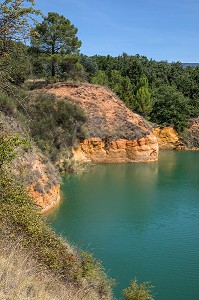 TROU D'EAU DANS LES ANCIENNES CARRIERES D'OCRES INONDEES, GARGAS (84), FRANCE 