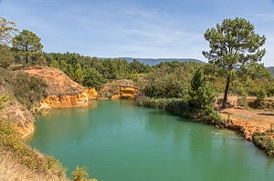 TROU D'EAU DANS LES ANCIENNES CARRIERES D'OCRES INONDEES, GARGAS (84), FRANCE 