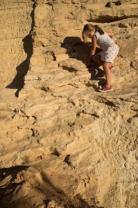 PETITE FILLE ESCALADE SUR LES RUINES D'UN MONASTERE PRES DE SAIGNON (84), FRANCE