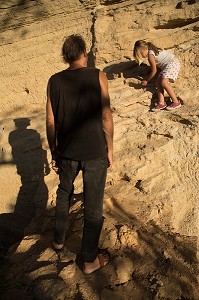 PERE ET SA FILLE SUR LES RUINES D'UN MONASTERE PRES DE SAIGNON (84), FRANCE