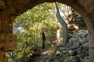 PERE ET SA FILLE SUR LES RUINES D'UN MONASTERE PRES DE SAIGNON (84), FRANCE 