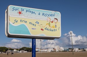PANNEAU 'SUR LA PLAGE DE ROYAN, JE TRIE MES DECHETS, PLAGE DE ROYAN (17), FRANCE 