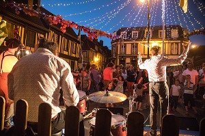 FETE DE LA MUSIQUE AVEC LE GROUPE LOCAL 'LES MEGOTS' SUR SCENE DEVANT LE CAFE 'LE POT D'ETAIN', PLACE DE VERDUN, VERNEUIL-SUR-AVRE (27), FRANCE 