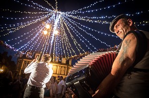 FETE DE LA MUSIQUE AVEC LE GROUPE LOCAL 'LES MEGOTS' SUR SCENE DEVANT LE CAFE 'LE POT D'ETAIN', PLACE DE VERDUN, VERNEUIL-SUR-AVRE (27), FRANCE 