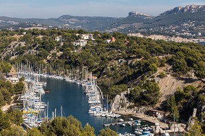 PORT DE PLAISANCE DANS LA CALANQUE DE PORT MIOU, CASSIS (13), FRANCE 