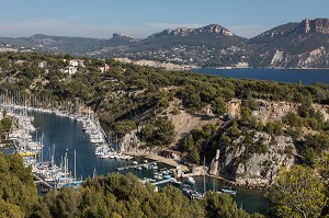 PORT DE PLAISANCE DANS LA CALANQUE DE PORT MIOU, CASSIS (13), FRANCE 