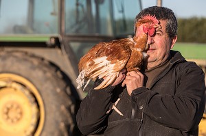 DIDIER GRANDVILLAIN AVEC UN POULET, ELEVAGE DE VOLAILLES EN PLEIN AIR NOURRIES AUX CEREALES DE LA FERME, PRODUITS FERMIERS DE TERROIR, FERME DE GRANDVILLAIN, ORGERES-EN-BEAUCE (28), FRANCE 