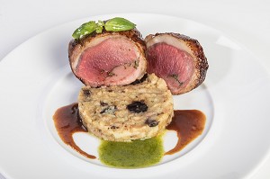 DOS D’AGNEAU ROULE AU PISTOU, RECETTE DU CHEF ETOILE LAURENT CLEMENT, ATELIER DE CUISINE DU COURS GABRIEL, MARCHE DE SAISON, CHARTRES (28), FRANCE 