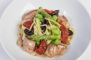 TAGLIATELLES DE FILET MIGNON AU PISTOU DE MENTHE, RECETTE DU CHEF ETOILE LAURENT CLEMENT, ATELIER DE CUISINE DU COURS GABRIEL, MARCHE DE SAISON, CHARTRES (28), FRANCE 