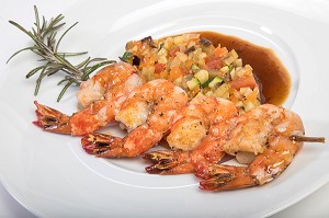 BROCHETTE DE GAMBAS AU ROMARIN, RECETTE DU CHEF ETOILE LAURENT CLEMENT, ATELIER DE CUISINE DU COURS GABRIEL, MARCHE DE SAISON, CHARTRES (28), FRANCE 