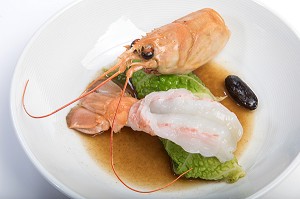 CHOU FARCI AU FOIE GRAS ET  LANGOUSTINES, RECETTE DU CHEF ETOILE LAURENT CLEMENT, ATELIER DE CUISINE DU COURS GABRIEL, MARCHE DE SAISON, CHARTRES (28), FRANCE 