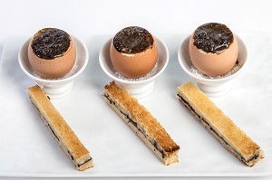 OEUF COQUE A LA TRUFFE, MOUILLETTE AU COMTE, RECETTE DU CHEF ETOILE LAURENT CLEMENT, ATELIER DE CUISINE DU COURS GABRIEL, MARCHE DE SAISON, CHARTRES (28), FRANCE 