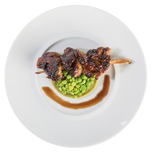 RIS DE VEAU EN BROCHE DE CITRONNELLE, RECETTE DU CHEF ETOILE LAURENT CLEMENT, ATELIER DE CUISINE DU COURS GABRIEL, MARCHE DE SAISON, CHARTRES (28), FRANCE 