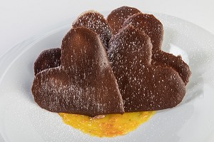 COEUR A COEUR AU COULIS D’ORANGE, RECETTE DU CHEF ETOILE LAURENT CLEMENT, ATELIER DE CUISINE DU COURS GABRIEL, MARCHE DE SAISON, CHARTRES (28), FRANCE 