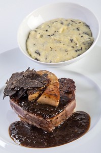 TOURNEDOS ROSSINI, RECETTE DU CHEF ETOILE LAURENT CLEMENT, ATELIER DE CUISINE DU COURS GABRIEL, MARCHE DE SAISON, CHARTRES (28), FRANCE 