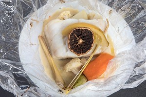 PAPILLOTE DE CABILLAUD A LA CITRONNELLE, RECETTE DU CHEF ETOILE LAURENT CLEMENT, ATELIER DE CUISINE DU COURS GABRIEL, MARCHE DE SAISON, CHARTRES (28), FRANCE 