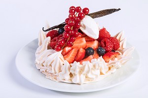 PAVLOVA AUX FRUITS ROUGES, RECETTE DU CHEF ETOILE LAURENT CLEMENT, ATELIER DE CUISINE DU COURS GABRIEL, MARCHE DE SAISON, CHARTRES (28), FRANCE 
