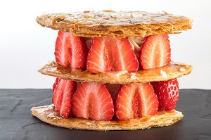MILLEFEUILLE AUX FRAISES, RECETTE DU CHEF ETOILE LAURENT CLEMENT, ATELIER DE CUISINE DU COURS GABRIEL, MARCHE DE SAISON, CHARTRES (28), FRANCE 