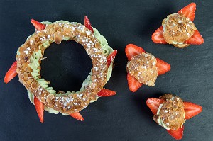 PARIS-BREST AUX FRAISES ET PISTACHE, RECETTE DU CHEF ETOILE LAURENT CLEMENT, ATELIER DE CUISINE DU COURS GABRIEL, MARCHE DE SAISON, CHARTRES (28), FRANCE 