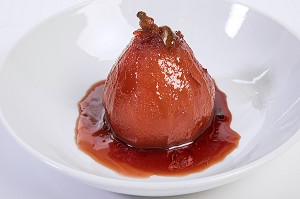 PECHE POCHEE AU VIN ROUGE, RECETTE DU CHEF ETOILE LAURENT CLEMENT, ATELIER DE CUISINE DU COURS GABRIEL, MARCHE DE SAISON, CHARTRES (28), FRANCE 