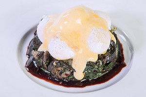 OEUF DE CAILLE, FRICASSEE D’ESCARGOTS, SAUCE HOLLANDAISE, RECETTE DU CHEF ETOILE LAURENT CLEMENT, ATELIER DE CUISINE DU COURS GABRIEL, MARCHE DE SAISON, CHARTRES (28), FRANCE 