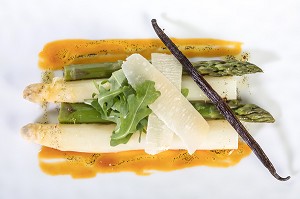 ASPERGES VERTES ET BLANCHES, ROQUETTE PARMESAN, HUILE DE VANILLE, RECETTE DU CHEF ETOILE LAURENT CLEMENT, ATELIER DE CUISINE DU COURS GABRIEL, MARCHE DE SAISON, CHARTRES (28), FRANCE 