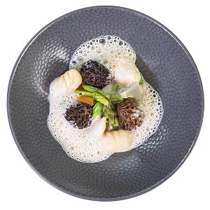 MORILLES FARCIES, PRIMEURS ET GNOCCHIS, SAUCE CREME, RECETTE DU CHEF ETOILE LAURENT CLEMENT, ATELIER DE CUISINE DU COURS GABRIEL, MARCHE DE SAISON, CHARTRES (28), FRANCE